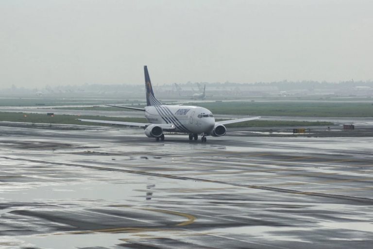 Comunicación con aeronaves colapsa en el AICM