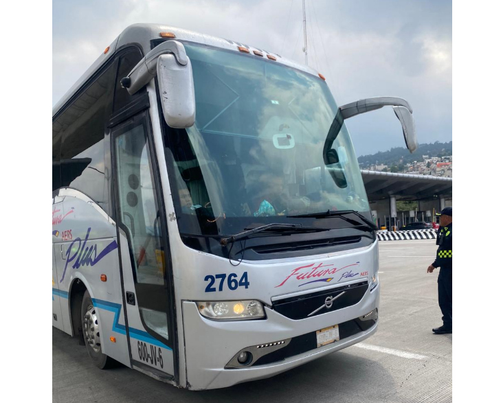 Ingresan autobuses con normalistas de Ayotzinapa, por la caseta México-Cuernavaca