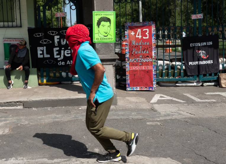 Familiares de los 43 estudiantes de Ayotzinapa llegan al Campo Militar 1