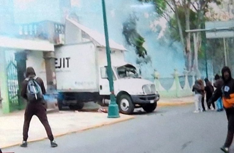 Actos de vandalismo en el Campo Militar Número 1, por parte de normalistas de Ayotzinapa