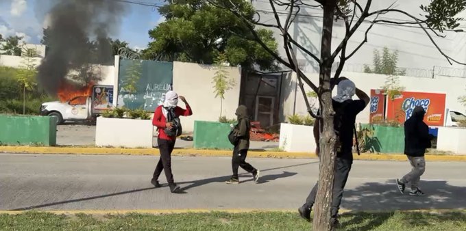Once años de Ayotzinapa: manifestantes protestan con quema de vehículos frente al Palacio Nacional de Justicia de Iguala