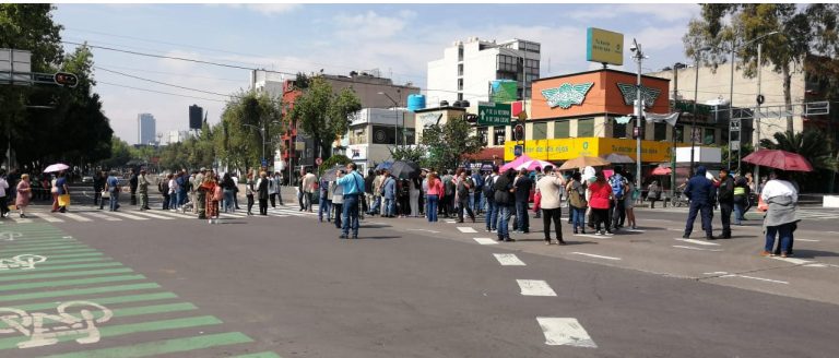 Trabajadores de la alcaldía Cuauhtémoc              bloquean, avenida Insurgentes centro
