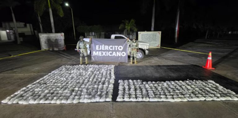 Aseguran camioneta con logos de CFE clonados que contenía 300 kilos de metanfetamina, no hay detenidos