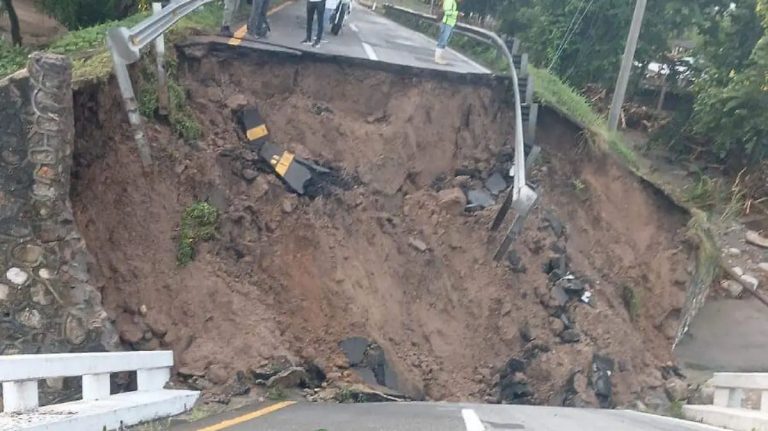 Por lluvias colapsa puente en carretera federal a Chiapas; comunidades incomunicadas