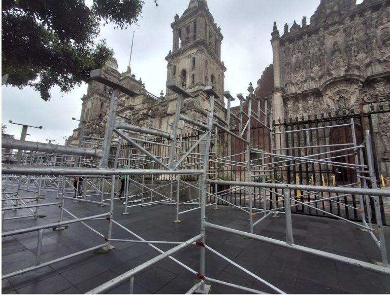 Inició la instalación de las gradas en la Plaza de la Constitución, con motivo de las fiestas Patrias