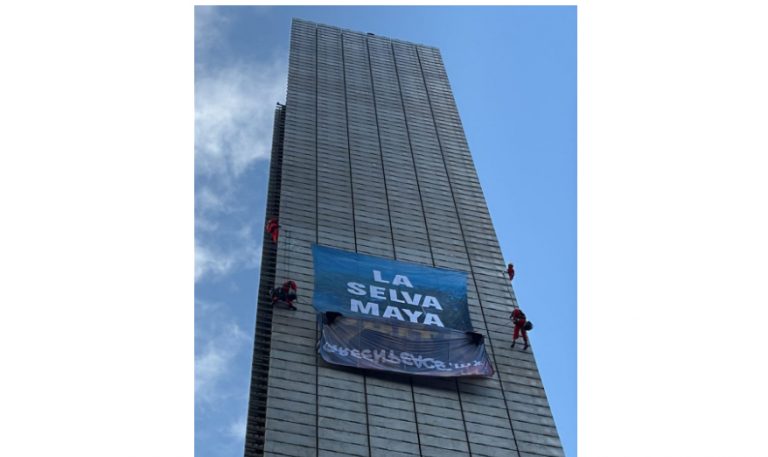 Activistas de Greenpeace México escalan la Estela de Luz; exigen protección de la Selva Maya