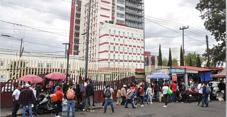 Hospitales llenos, discursos vacíos