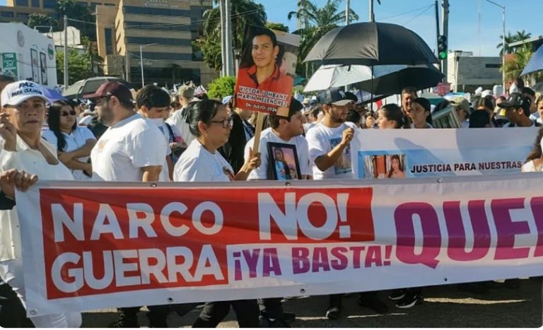 Miles marchan en Sinaloa piden justicia y un alto a la violencia, en Culiacán