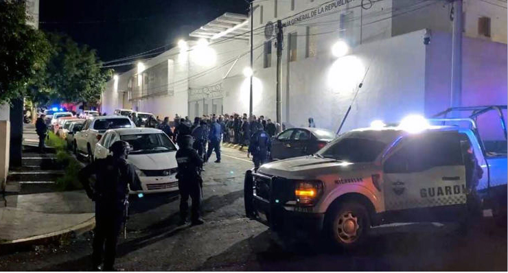 Detienen a 37 personas en campo de adiestramiento de Michoacán