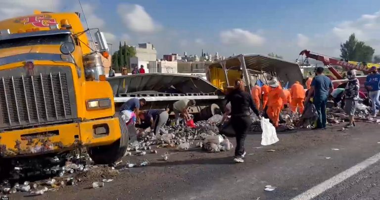 Tráiler con cerveza vuelca en la autopista Ecatepec–Pirámides y desata rapiña