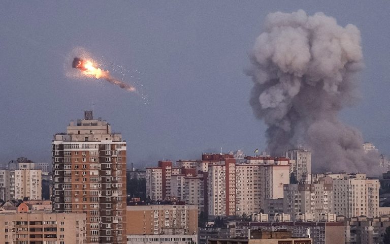 Rusia ataca con más de 800 drones sede de Gobierno en Kiev