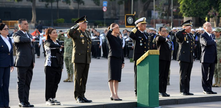 Sheinbaum iza bandera a media asta, en memoria de víctimas de sismos de 1985 y 2017