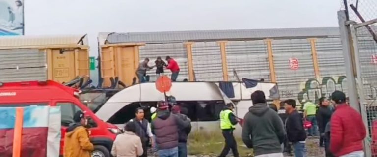 Tragedia en Atlacomulco: tren embiste a autobús, 8 muertos y 45 heridos