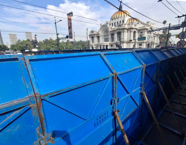 Monumentos, edificio públicos y privados protegidos por vallas metálicas
