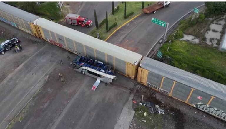 Sube a 11 muertos y 55 heridos la cifra de victimas tras accidente entre autobús y tren en Atlacomulco, Edomex