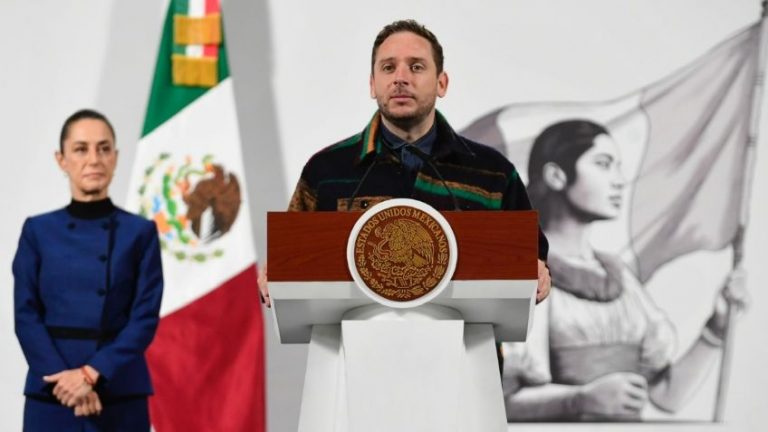 En Mañanera exhiben a empresas que incumplen con entrega de medicamentos