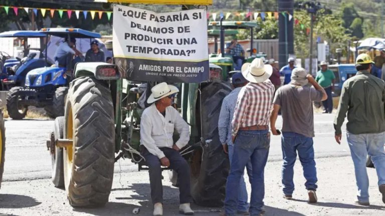 Continúan cierres de carreteras por el paro nacional de agricultores    