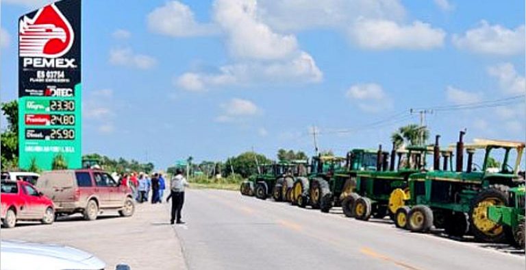 Agricultores bloquean carreteras de Tamaulipas; exigen apoyo al gobierno federal