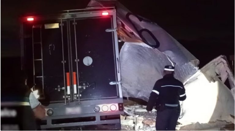 Volcó camión cargado don frutas, en la México-Puebla