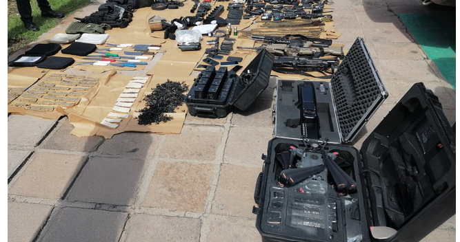 Capturan a 3 individuos con arsenal ametralladoras, lanzagranadas, armas, cartuchos y equipo táctico en Durango