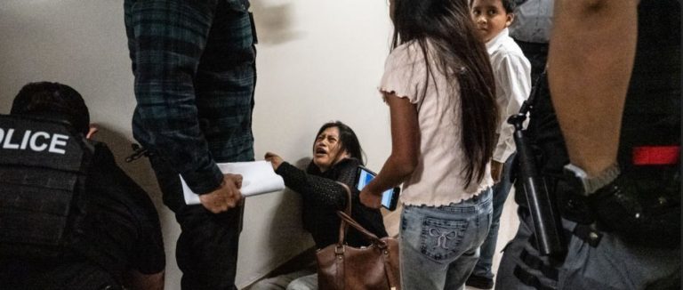 ICE utiliza tácticas agresivas durante arrestos, según expertos