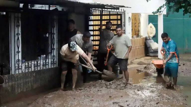 Suman 76 muertos y 39 desaparecidos por lluvias
