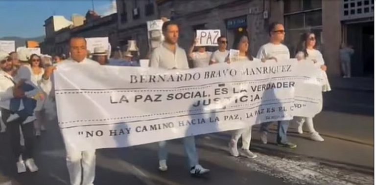 Realizan marcha en Michoacán para exigir justicia en el asesinato de Bernardo Bravo