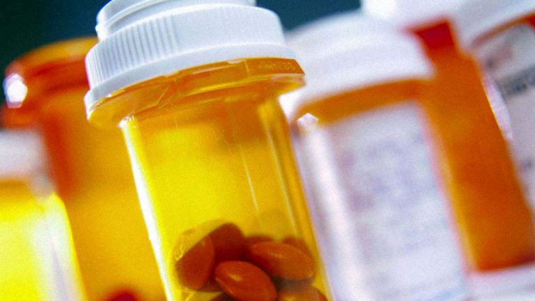 Medicamentos caros, alientan compras en mercado negro: expertos