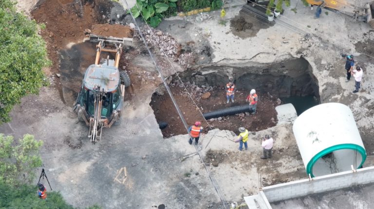 Repara Gobierno de Ecatepec mega socavón y renueva tubería de colector