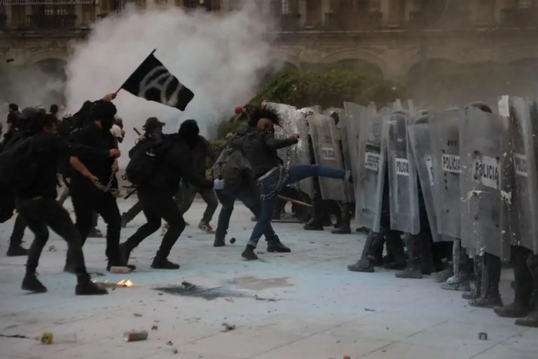 Tras agresión de vándalos en marcha, 16 policías permanecen hospitalizados: Clara Brugada