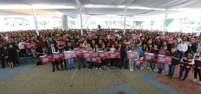 Azucena Cisneros entrega becas económicas a universitarios para pasajes