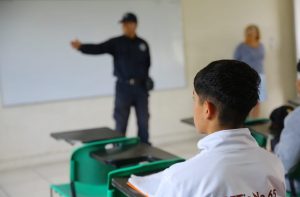 Azucena Cisneros promueve la seguridad escolar con “Mochila de Paz” en Ecatepec