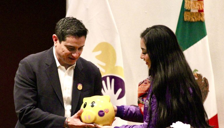 Gobierno de Naucalpan, entre los que más aportará al Teletón: adoptan 300 cochinitos amarillos para la colecta