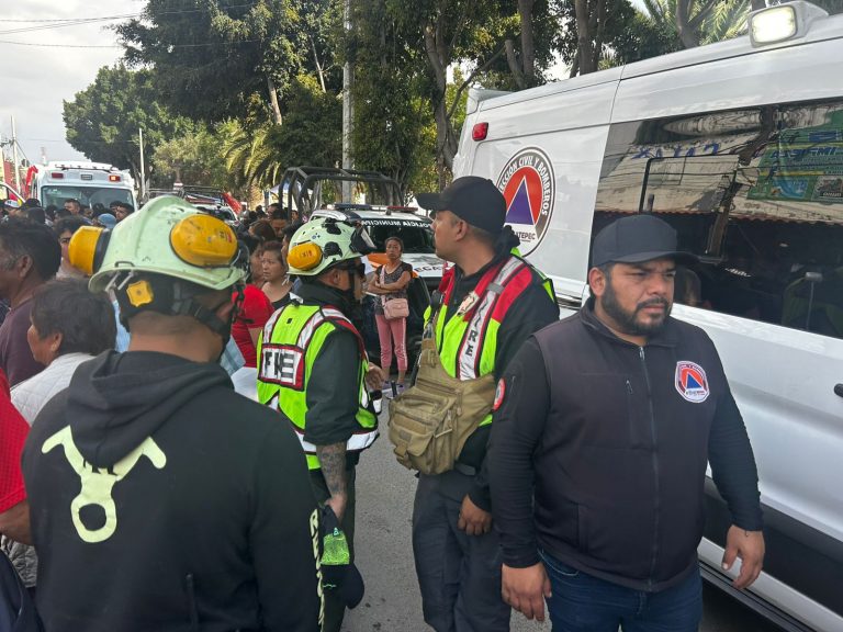 Paramédicos y bomberos atienden incidente vial en Tulpetlac