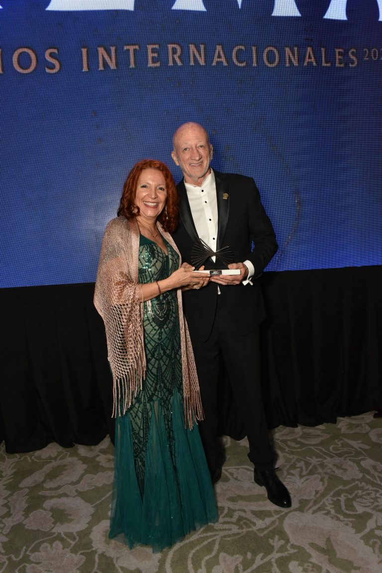 René Mey embajador de la Paz, recibe premio  internacional Alma 2025