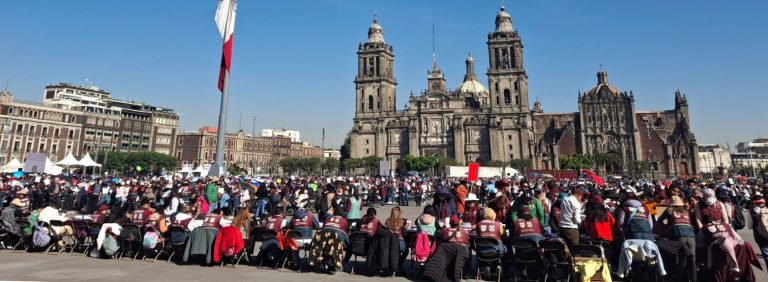 Una multitud se congrega en el zócalo CdMx, para recibir el apoyó a estudiantes