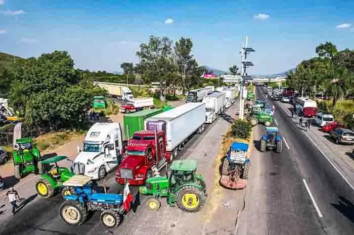 Agricultores y trasportistas continúan con bloqueos carreteros