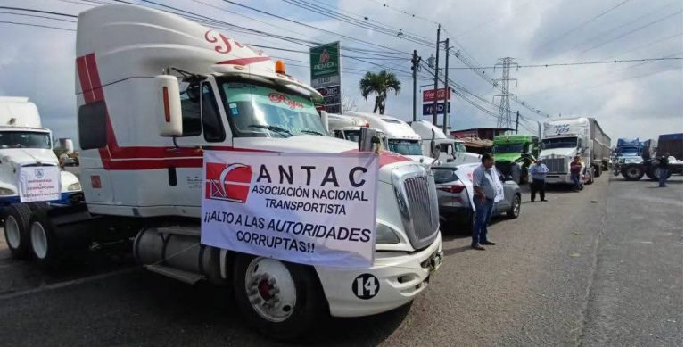 Transportistas bloquean accesos a la Ciudad de México