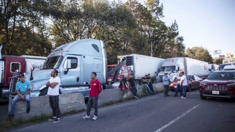Continúan bloqueos en carreteras y autopistas