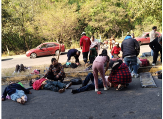 Fuerte accidente deja decenas de peregrinos lesionados, en la carretera a Chalma