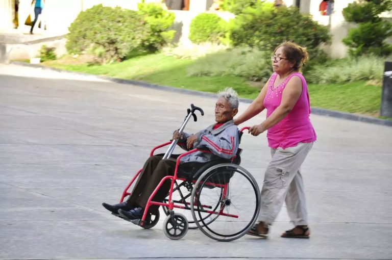 México necesita sumar 5.5 millones de personas cuidadoras