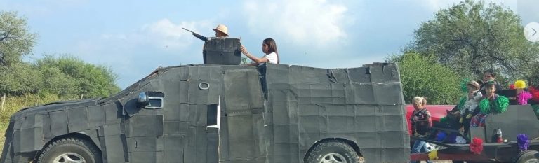 Niños en Guerrero desfilaron este 20 de noviembre, en vehículos blindados