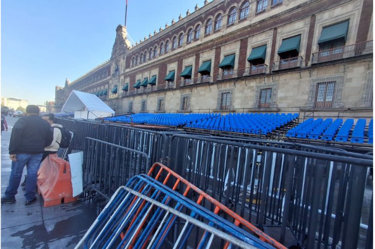 Instalan gradas para la celebración del 20 de noviembre en el zócalo de la CdMx