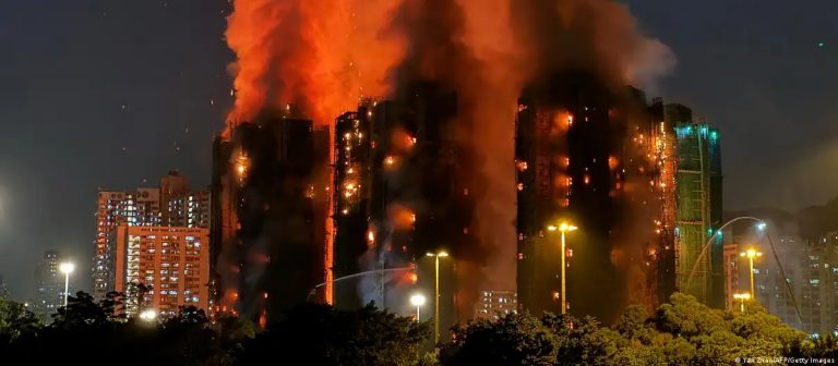 Incendio arrasa complejo residencial en Hong Kong y deja al menos 13 muertos