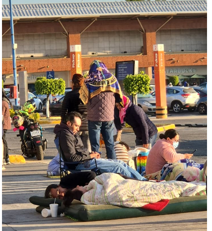 Capitalinos duermen en la calle para apartar lugar, y obtener su licencia permanente para conducir