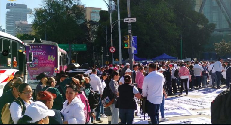 Personal de salud marcha en la Ciudad de México