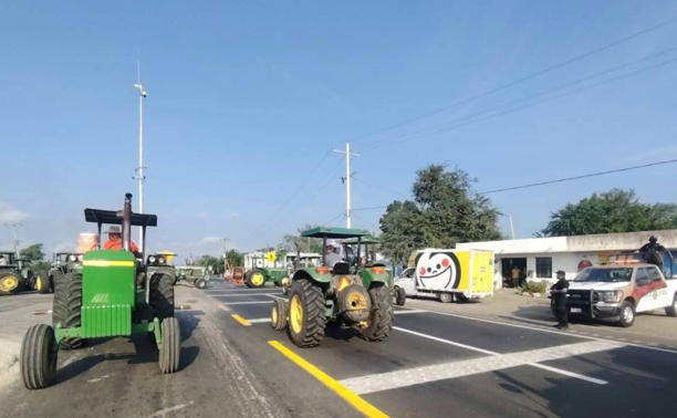 Siguen bloqueos carreteros en varias entidades