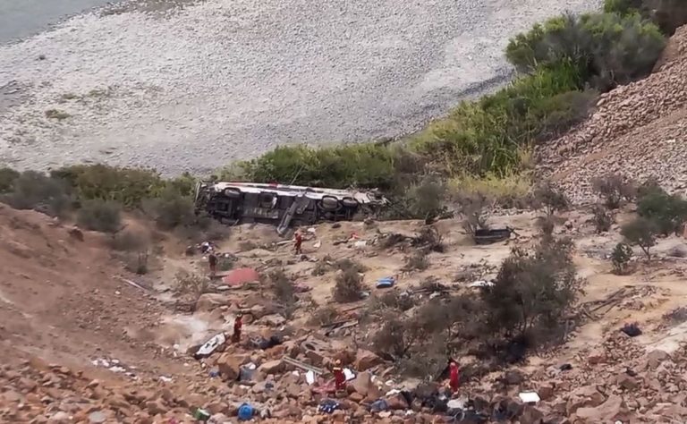 Autobús cae a un abismo y deja al menos 37 muertos en el sur de Perú