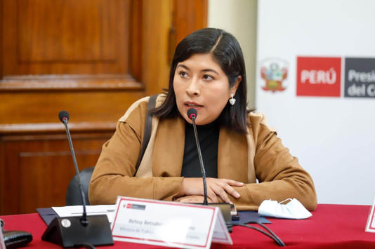 Perú rompe relaciones diplomáticas con México tras asilo a Betssy Chávez
