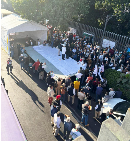 Técnicos de Pemex se manifiestan, en la Ciudad de México